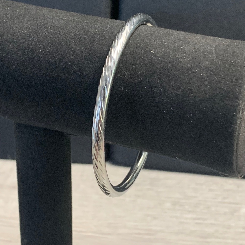 Silver Tone Diamond Cut Textured Bangle Bracelet 8.5 Inch 4480